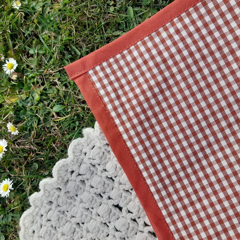 Polštářek - tm. červený (kostky malé)