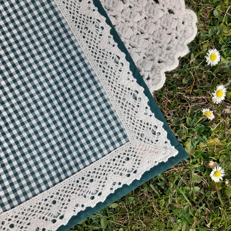 Polštářek obšitý krajkou - tm. zelený (kostky malé)