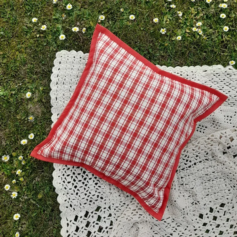 Polštářek - sv. červený (kostky velké)