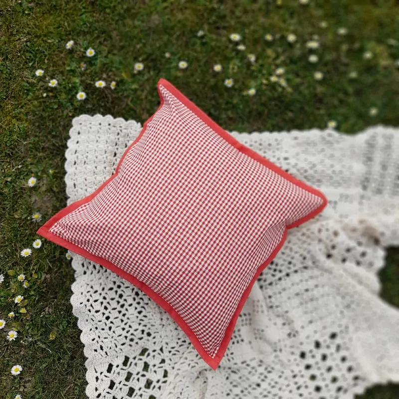 Polštářek - sv. červený (kostky malé)