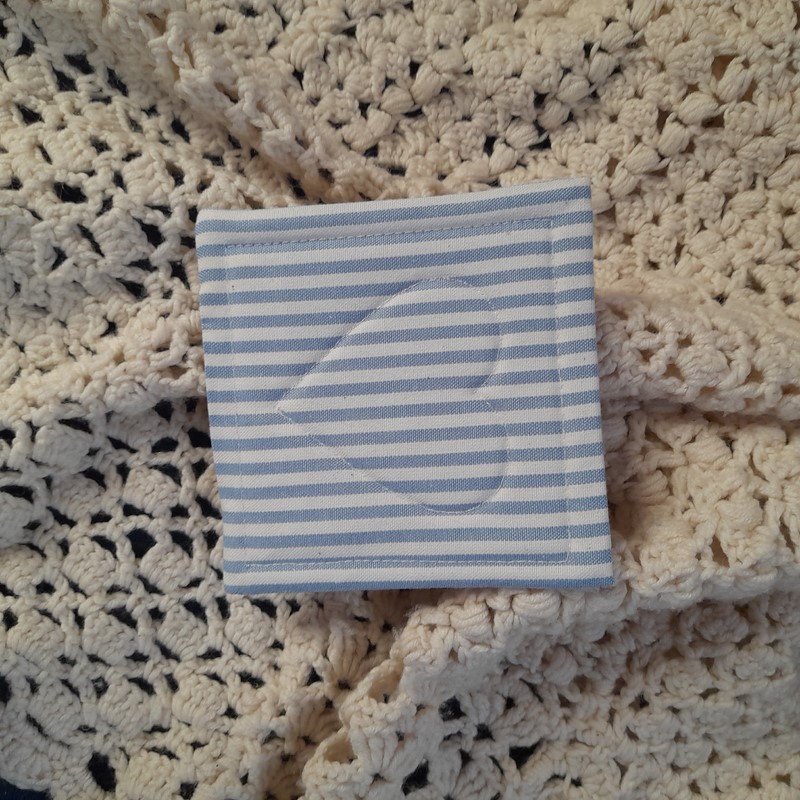 Podložka se srdíčkem - světle modrá