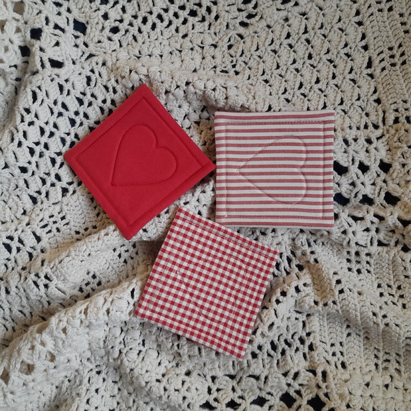 Podložka se srdíčkem - světle červená