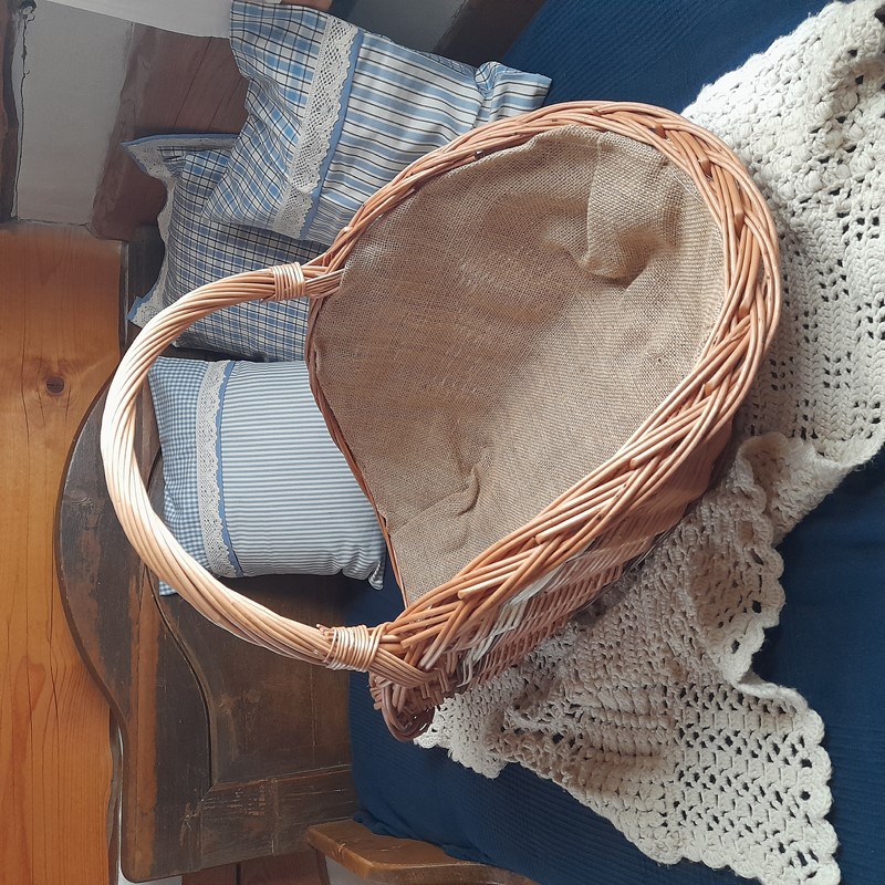 Koš ke krbu s bílým pruhem a jutou