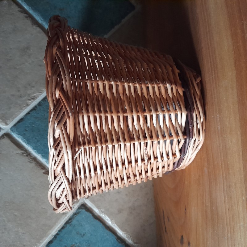 Koš obal s tmavým pruhem