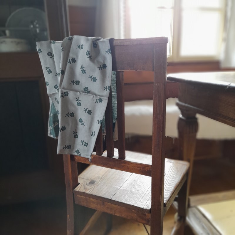 Utěrka tm. zelená  s tmavými květinami