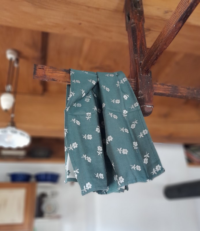 Utěrka tm. zelená se světlými květinami