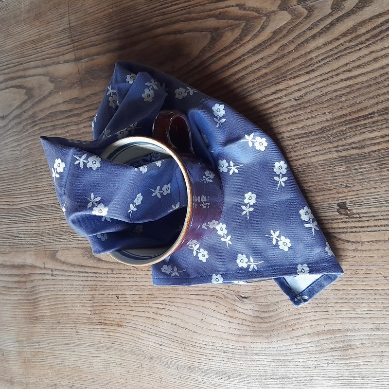 Utěrka tm. modrá se světlými květy