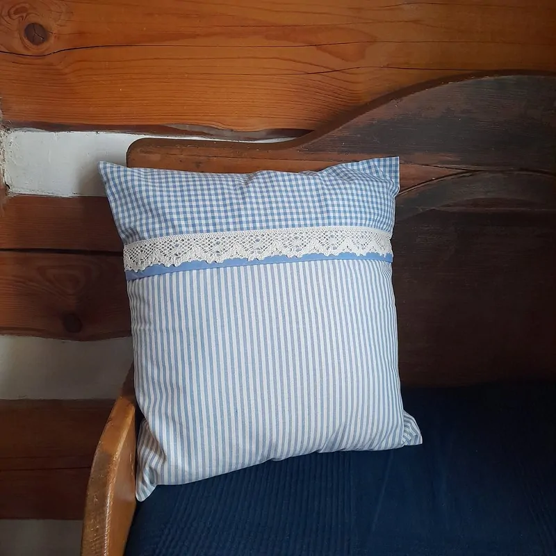 Polštářek kombinovaný - sv. modrý (malé pruhy)