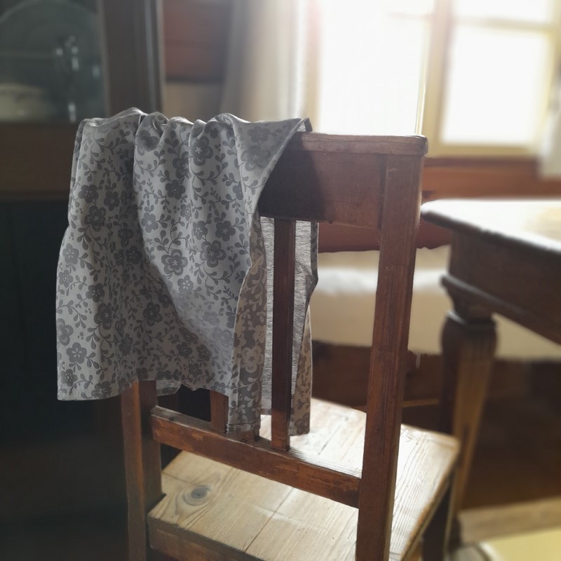 Utěrka šedá s tmavými květy