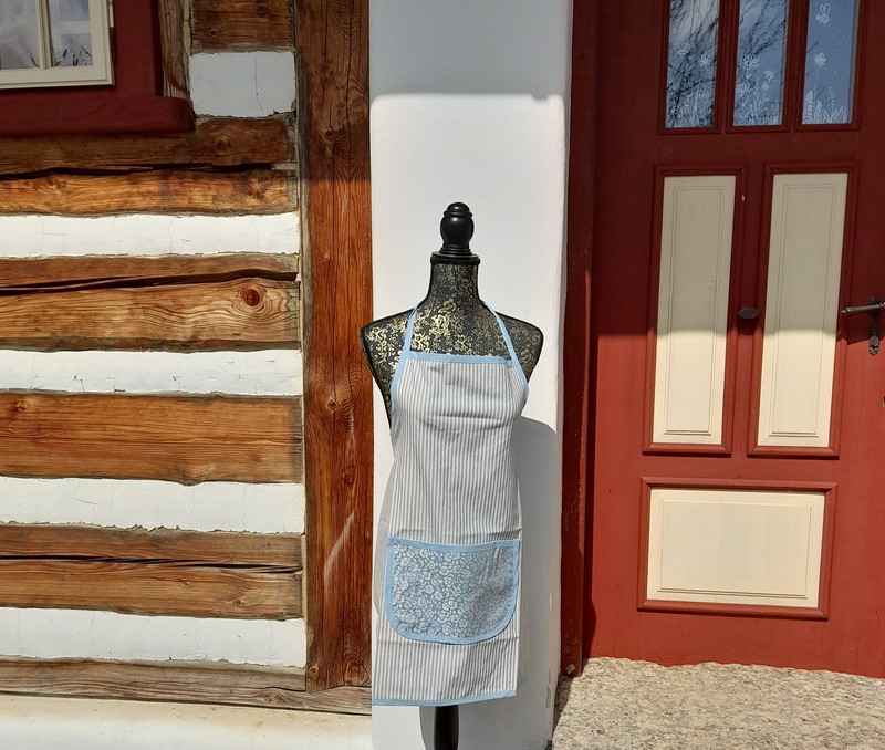 Zástěra staromodrá s proužky a květinami