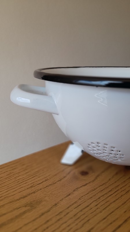 Cedník trojnožka smaltovaný