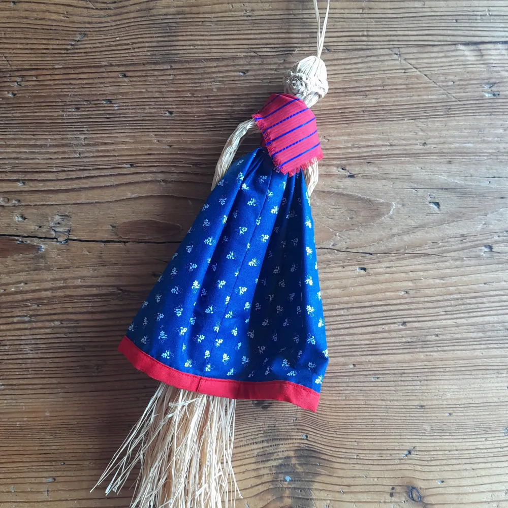 Slaměná panenka větší