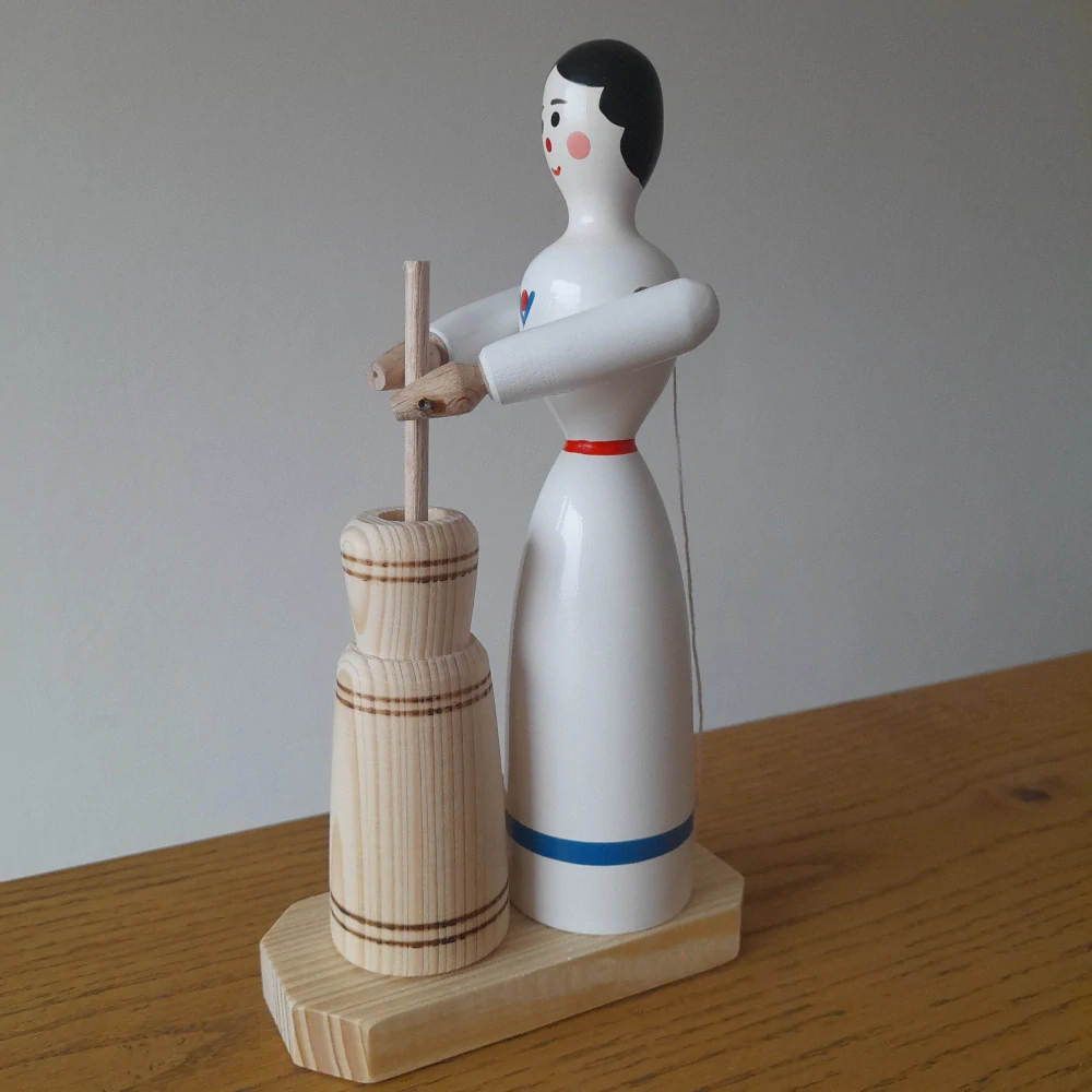 Dřevěná panenka: Děvečka s máselnicí