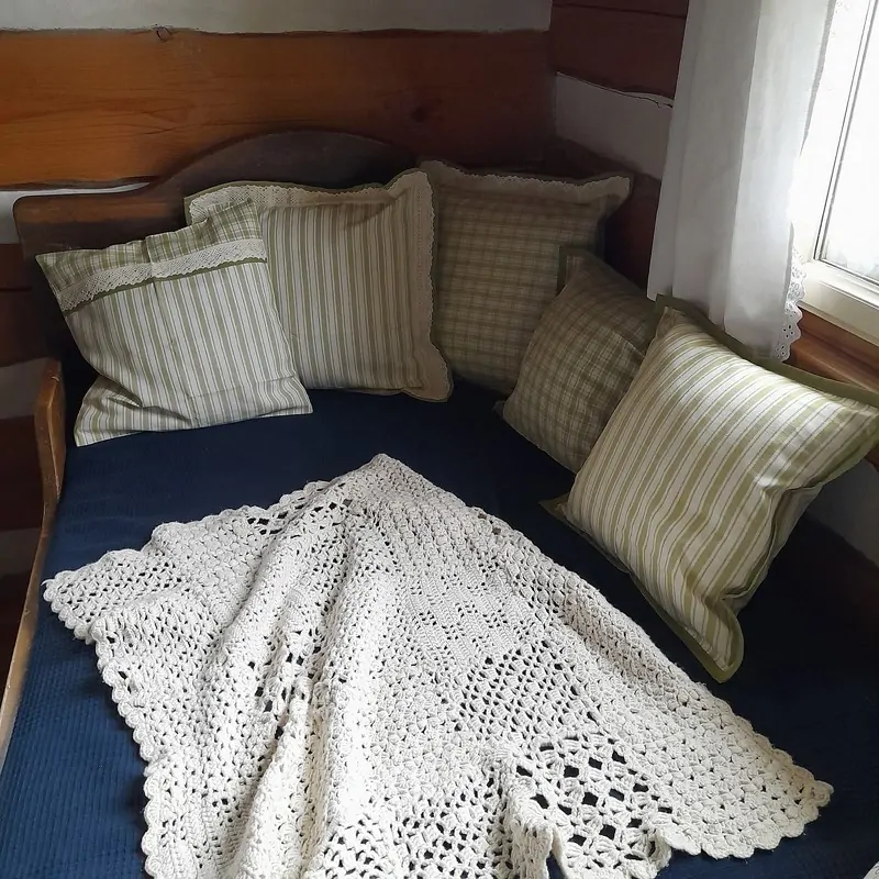 Polštářek - sv. zelený (pruhy velké)