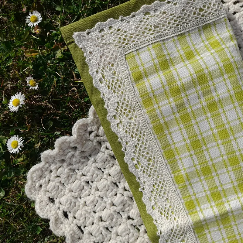 Polštářek obšitý krajkou - sv. zelený (kostky velké)