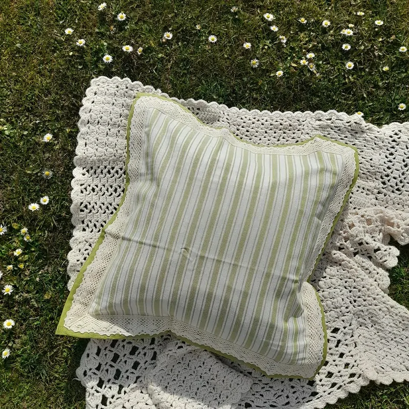 Polštářek obšitý krajkou - sv. zelený (pruhy velké)