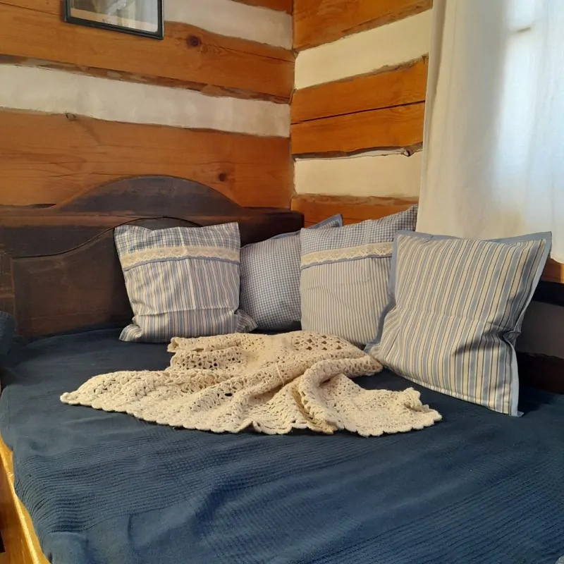 Polštářek obšitý krajkou - sv. modrý (kostky velké)