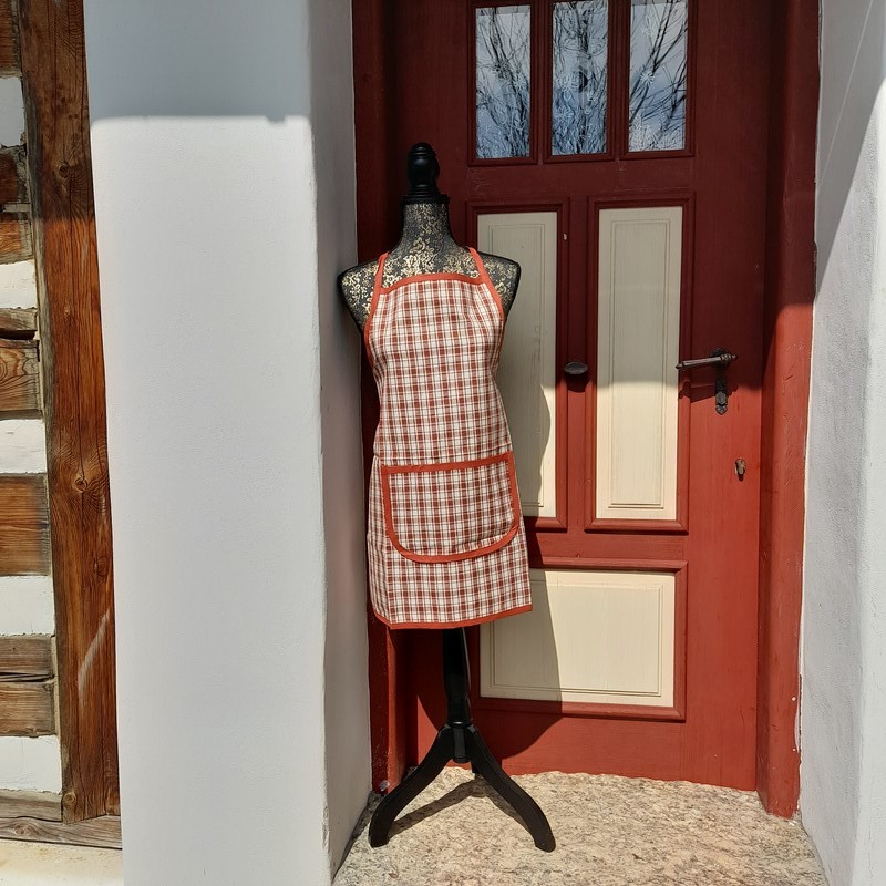 Zástěra - tm. červená (kostky velké)