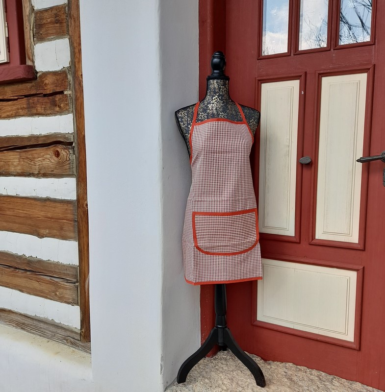 zástěra - tm. červená (kostky malé)