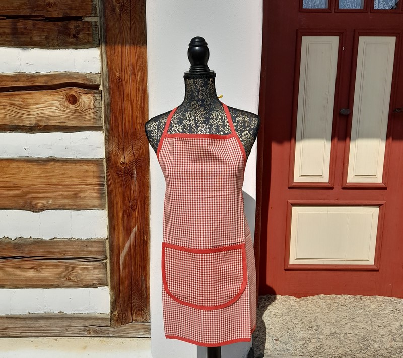 Zástěra - sv. červená (kostky malé)