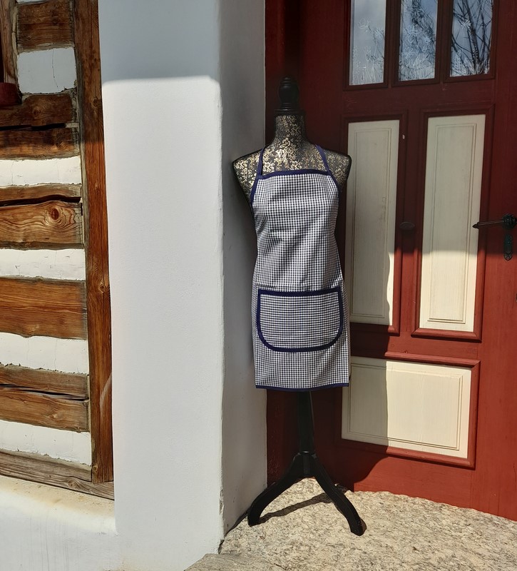 Zástěra - tm. modrá (kostky malé)