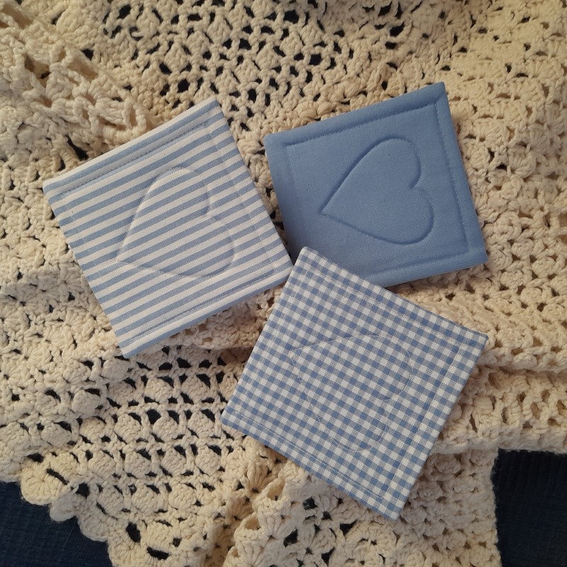 Podložka se srdíčkem - světle modrá