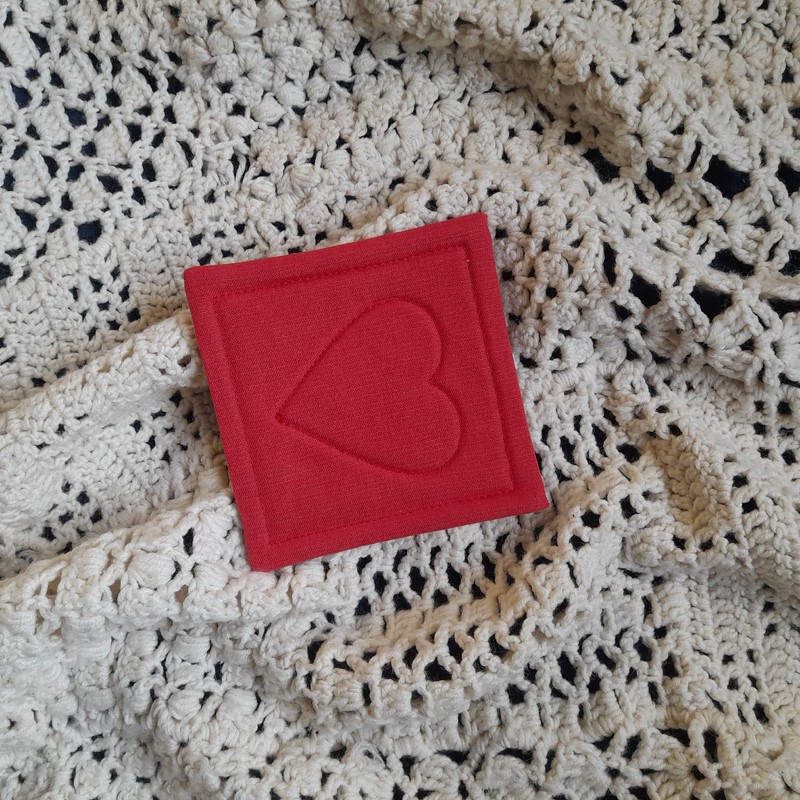 Podložka se srdíčkem - světle červená