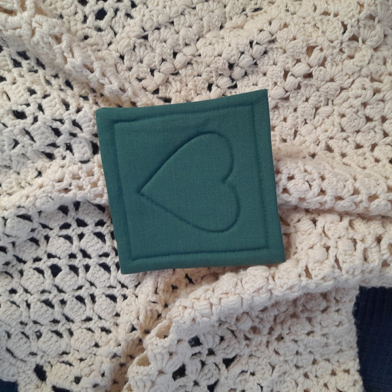 Podložka se srdíčkem - tmavě zelená