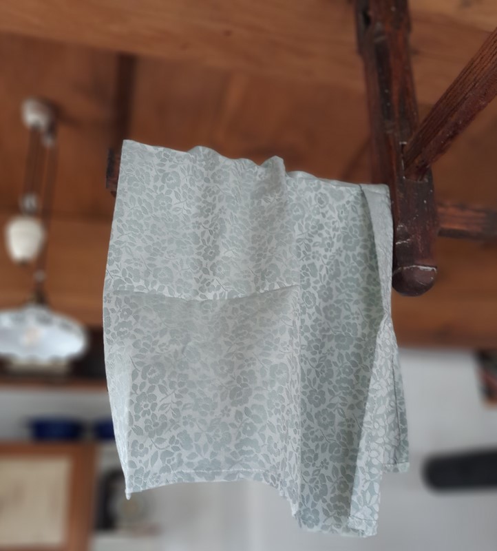 Utěrka starozelená s tmavými květinami