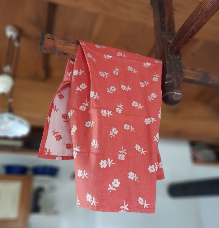 Utěrka červená se světlými květy