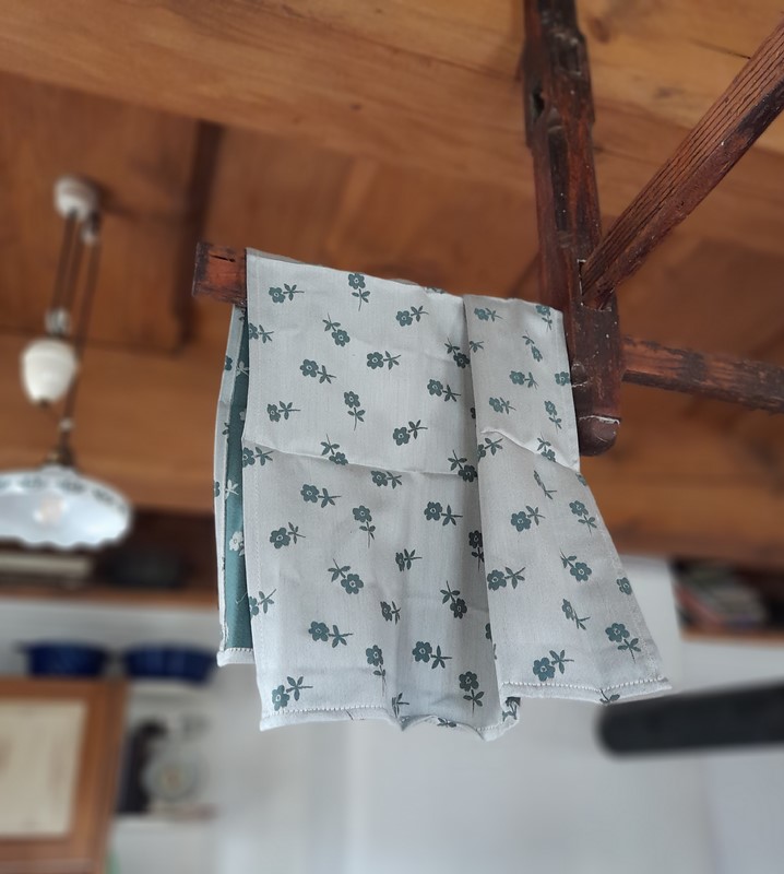 Utěrka tm. zelená  s tmavými květinami