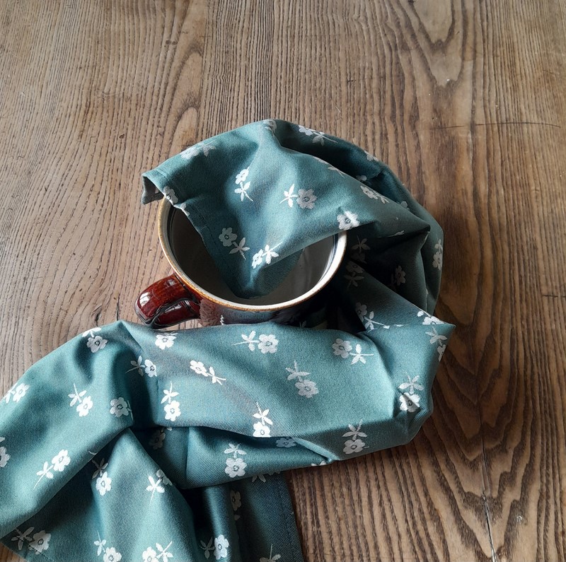 Utěrka tm. zelená se světlými květinami