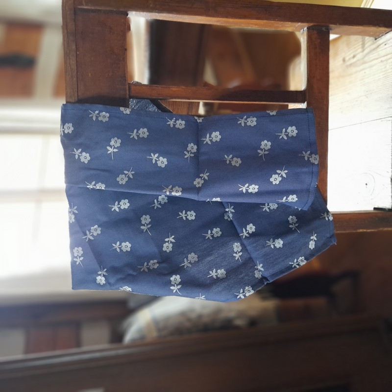 Utěrka tm. modrá se světlými květy