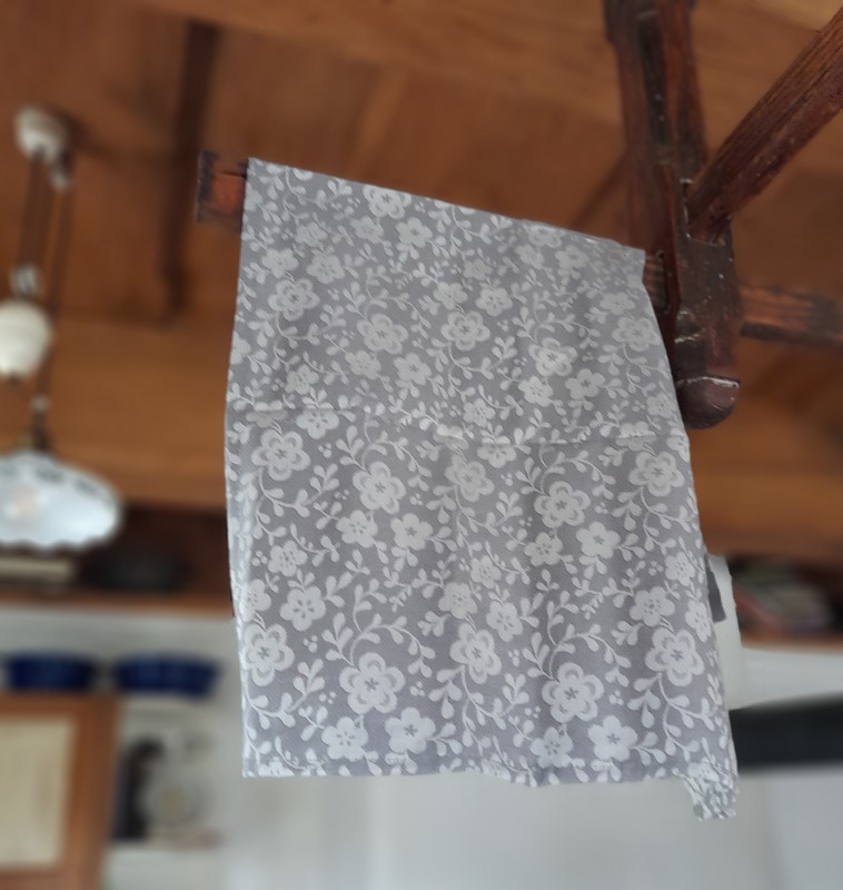 Utěrka šedá se světlými květy