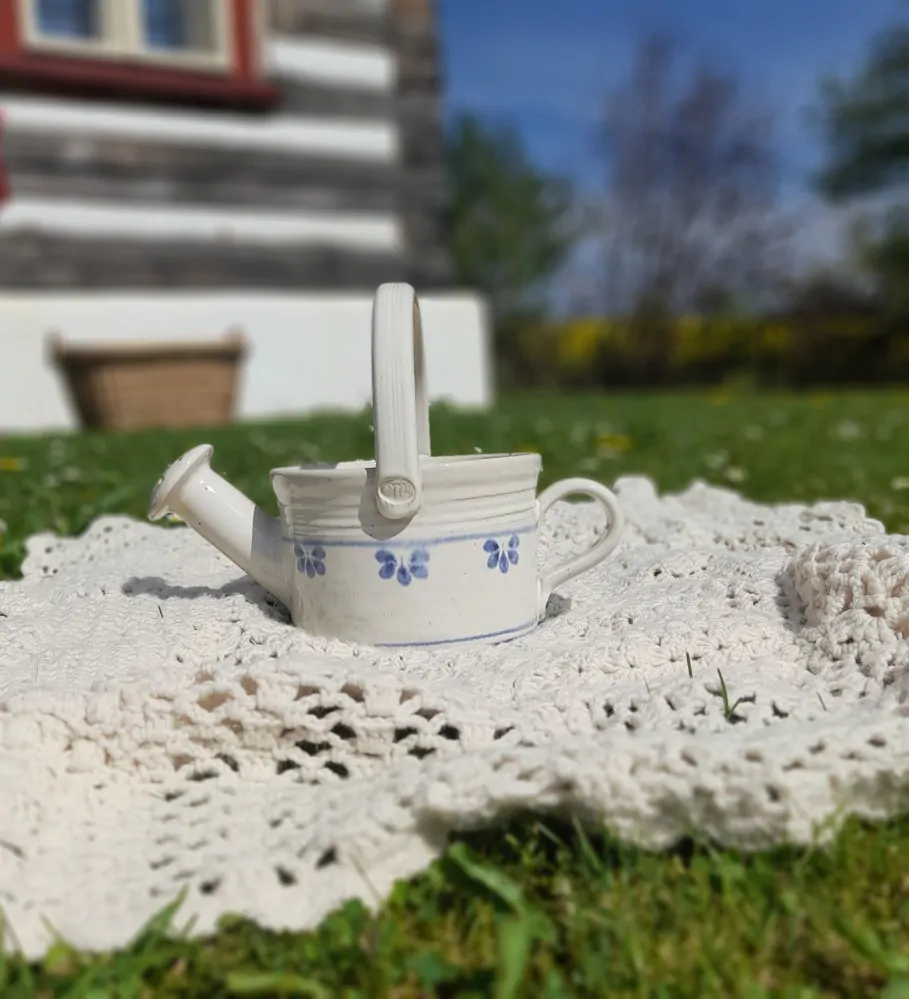 Obal na květináč - konvice zdobená