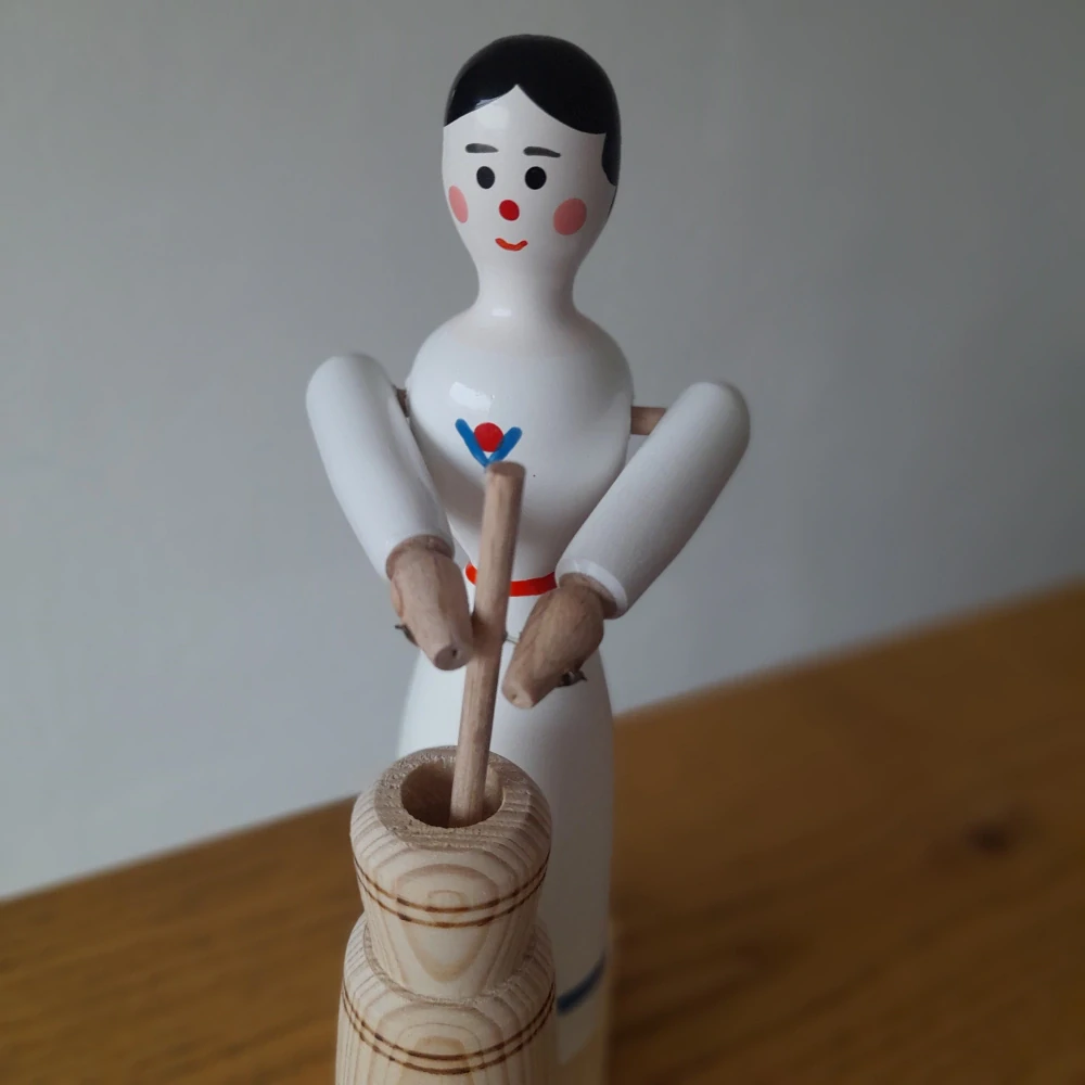 Dřevěná panenka: Děvečka s máselnicí