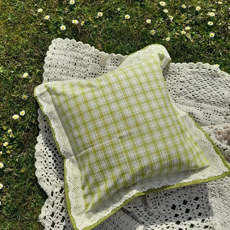 Polštářek obšitý krajkou - sv. zelený (kostky velké)