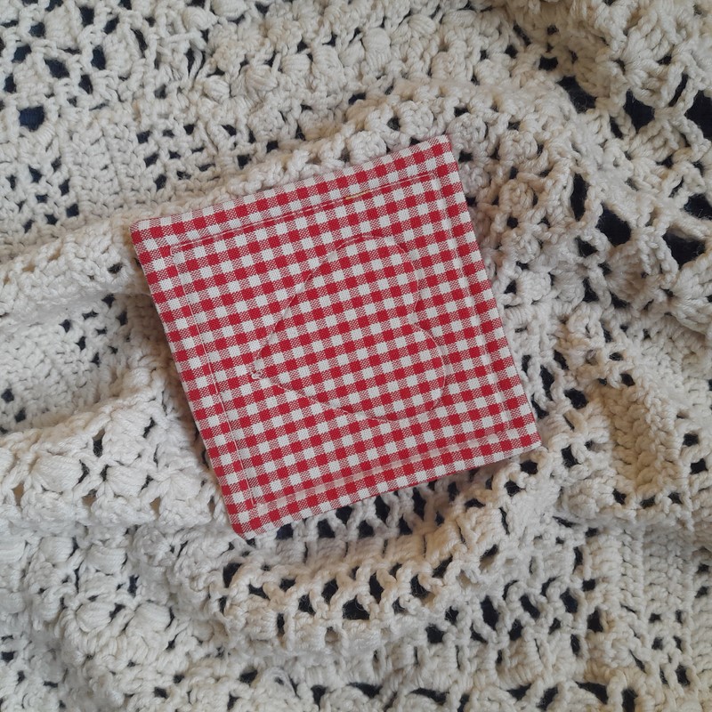 Podložka se srdíčkem - světle červená