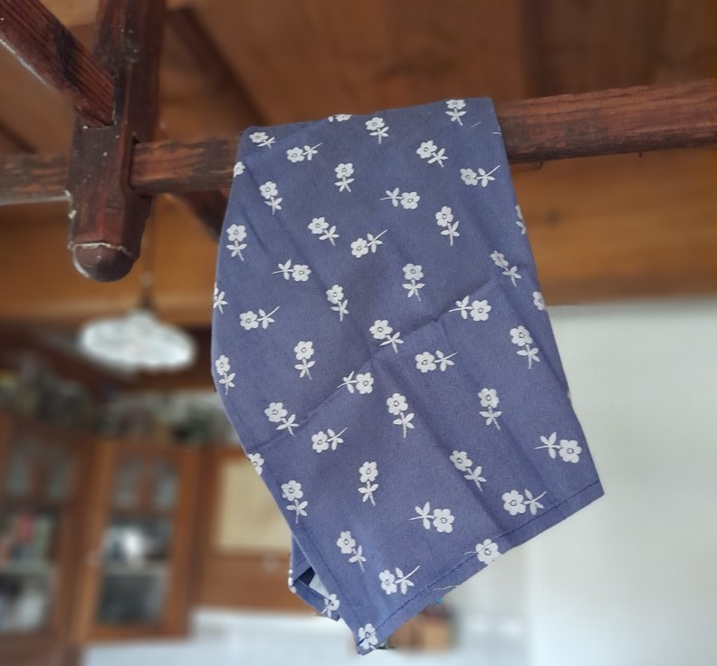 Utěrka tm. modrá se světlými květy