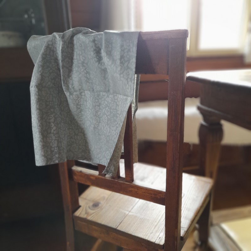 Utěrka starozelená se světlými květinami