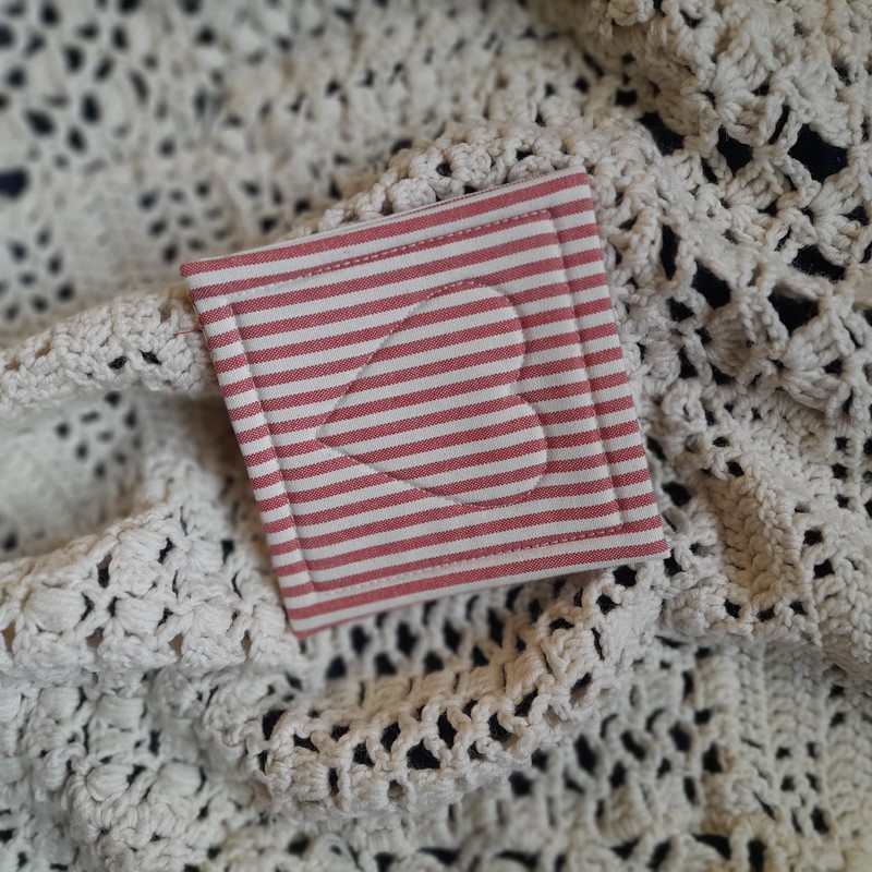 Podložka se srdíčkem - světle červená