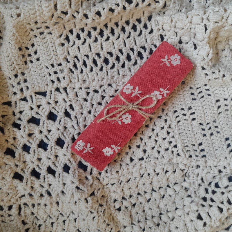 Utěrka červená se světlými květy