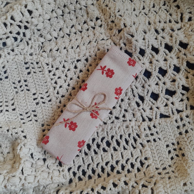 Utěrka červená s tmavými květy